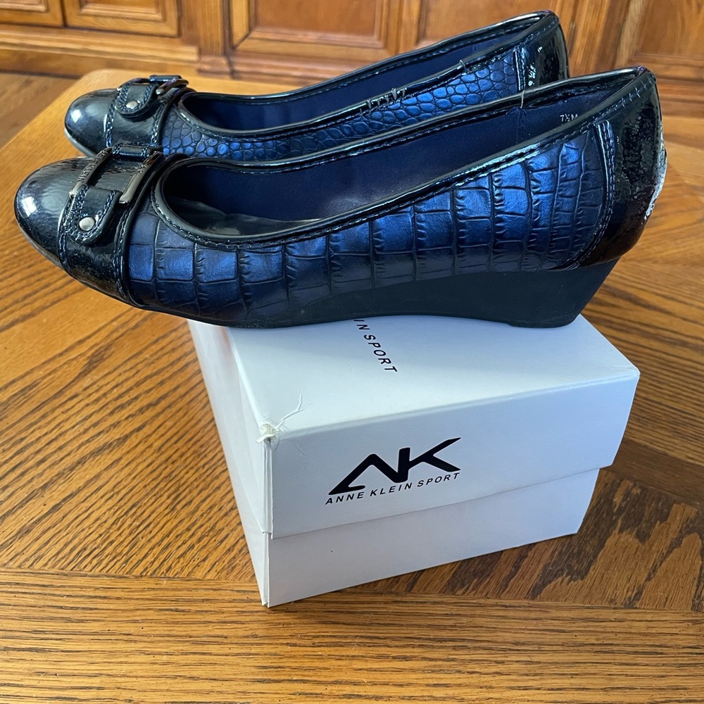 Anne Klein Navy Dress Shoes, Size 7 1/2M - Picture 4 of 6